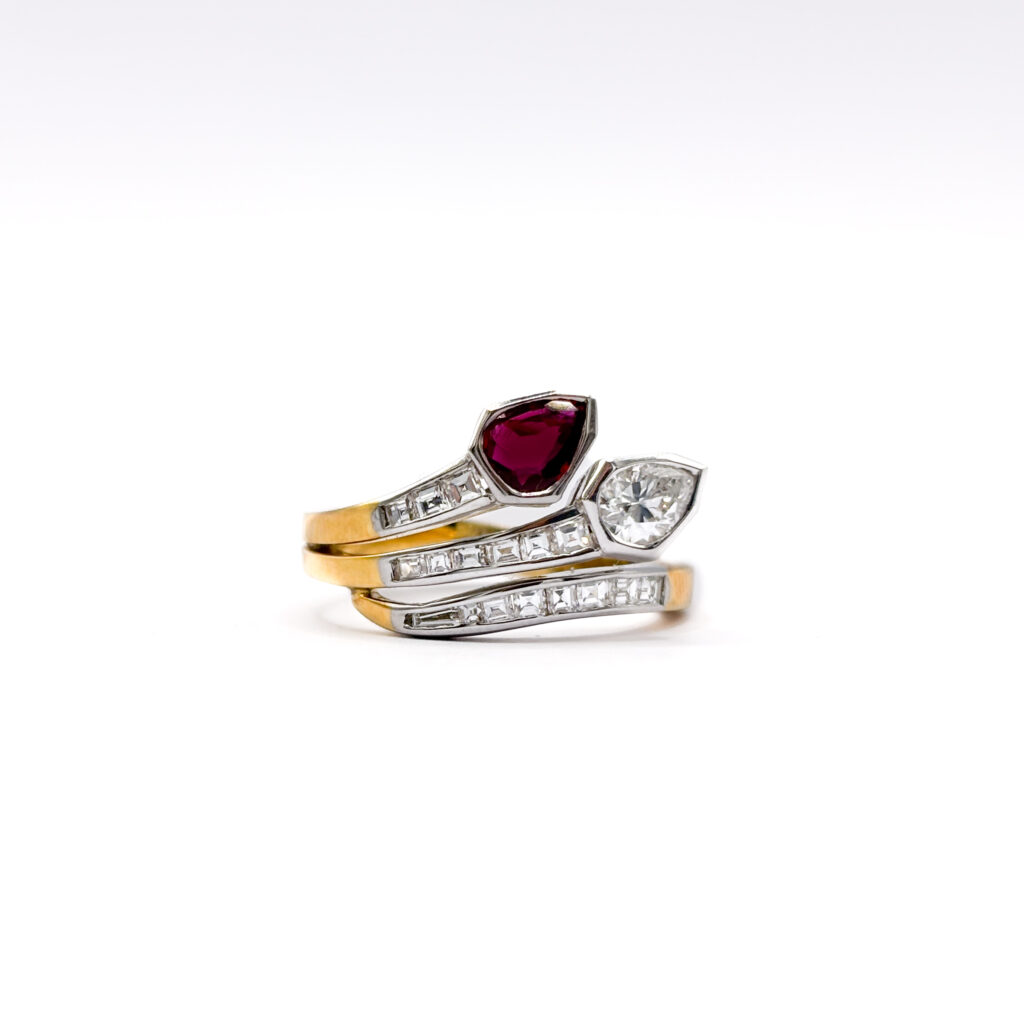 Anello Contrarié in Oro Bianco e Giallo 18 kt con Rubino e Diamante