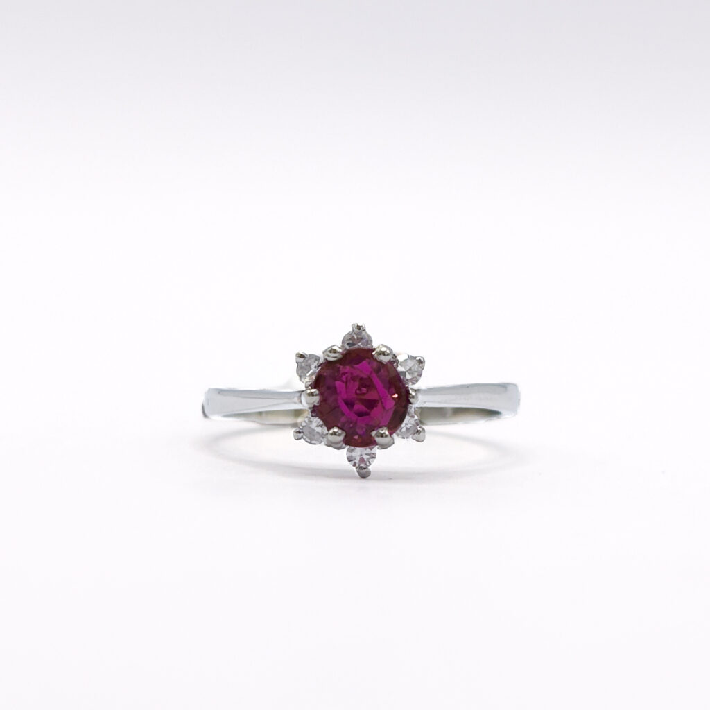 18 kt White Gold Ring with No Heat Ruby and Diamonds