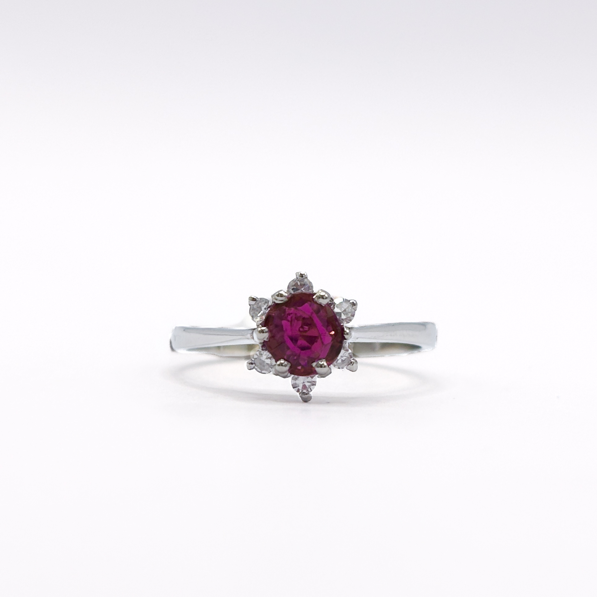 Anello in Oro Bianco 18 kt con Rubino No Heat e Diamanti