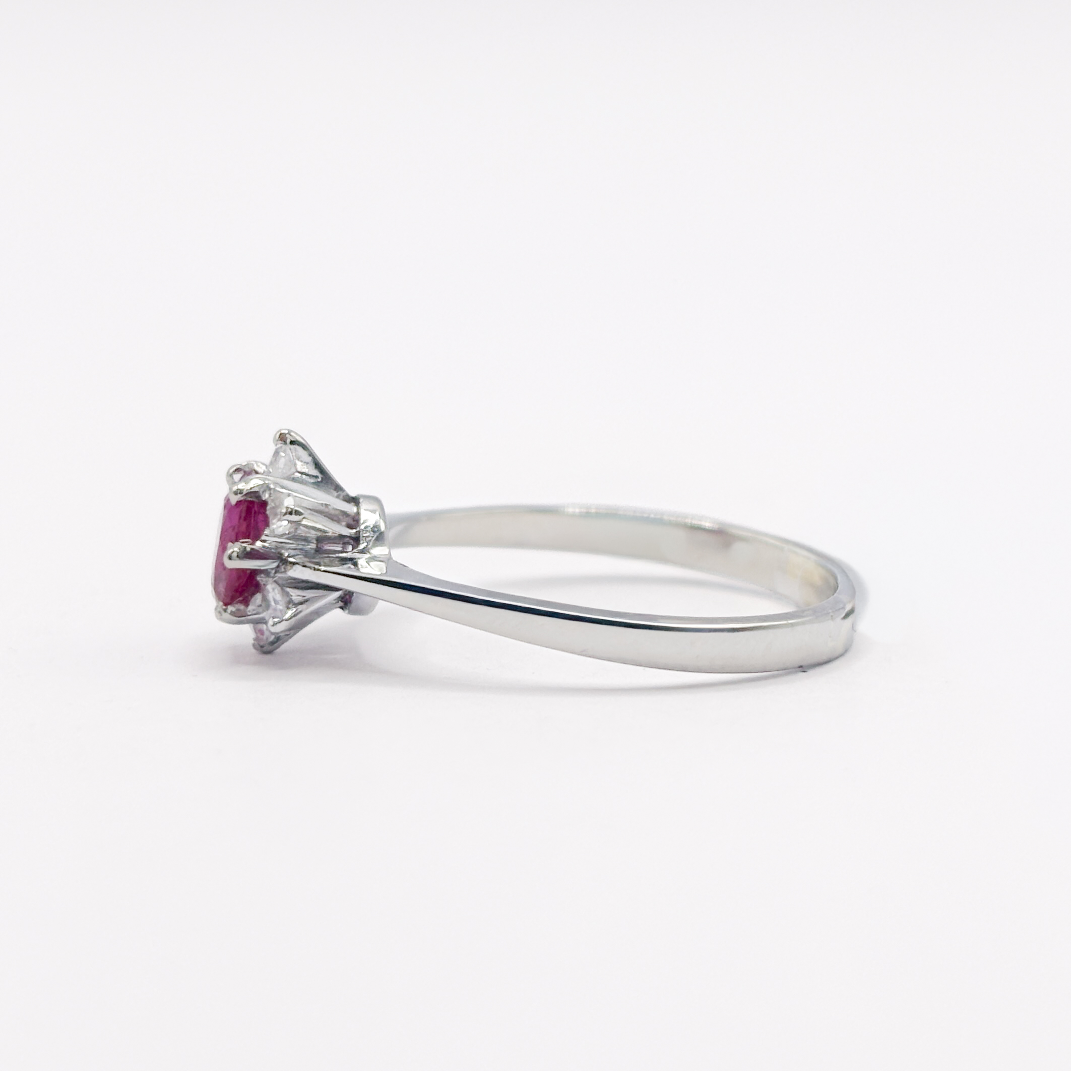Anello in Oro Bianco 18 kt con Rubino No Heat e Diamanti - immagine 3