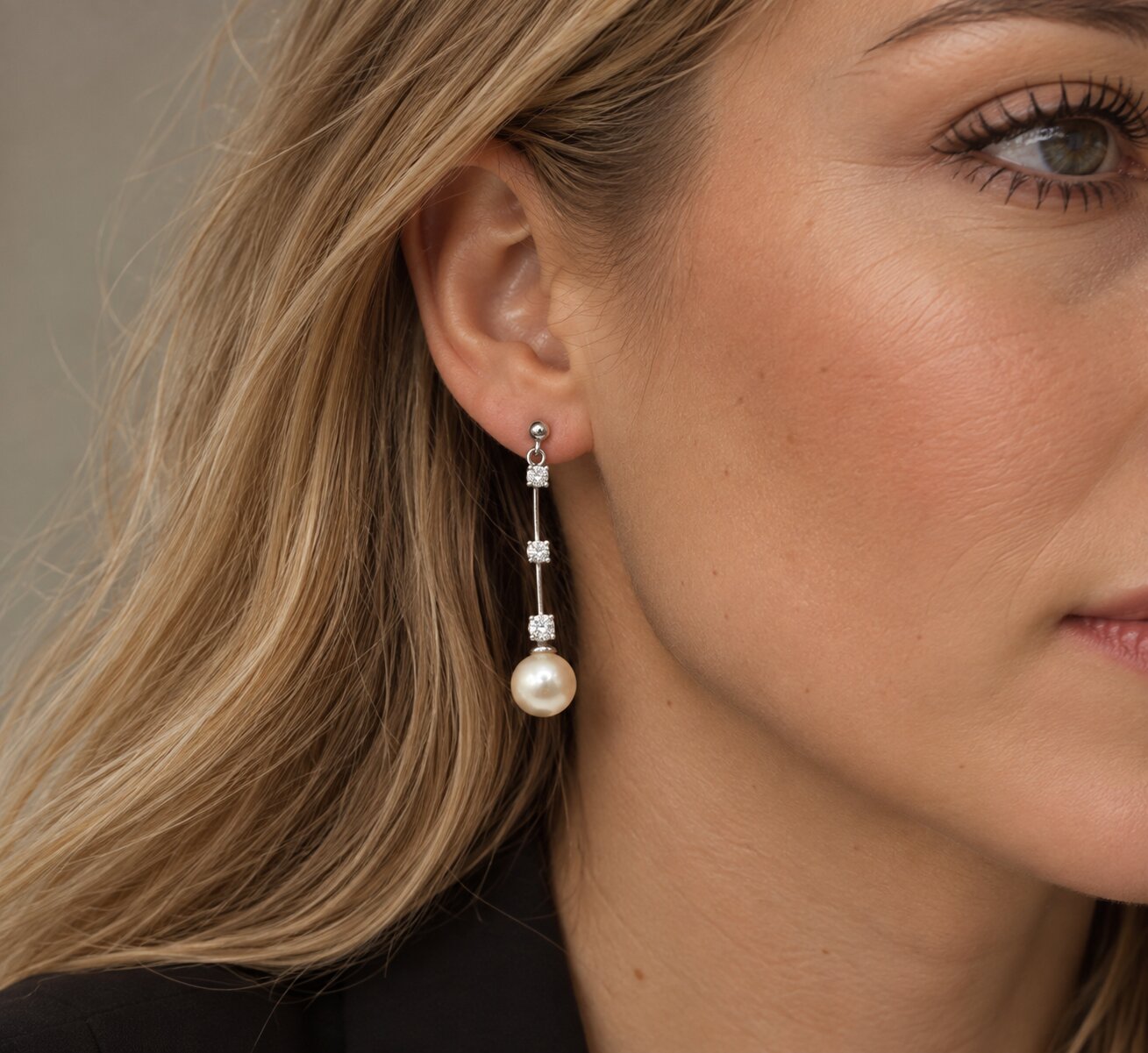 Pendant Earrings in 18 kt White Gold with Pearls and Diamonds - Image 6